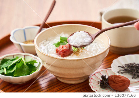 溫熱的白米粥，配上醃梅和三葉草 136077166