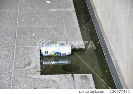 街邊排水溝裡丟棄的空鋁罐 136077423