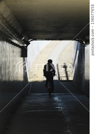 一輛自行車穿過地下通道－日常景象 136077658