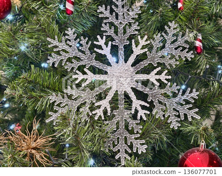 Winter icy sparkle, Closeup view of glittering snowflake with intricate lace pattern and bokeh effects 136077701