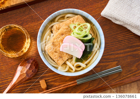 狐狸烏龍麵配大塊炸豆腐和魚板魚餅 狐狸烏龍麵配大塊炸豆腐和魚板魚餅 136078661