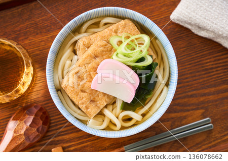 狐狸烏龍麵配大塊炸豆腐和魚板魚餅 狐狸烏龍麵配大塊炸豆腐和魚板魚餅 136078662