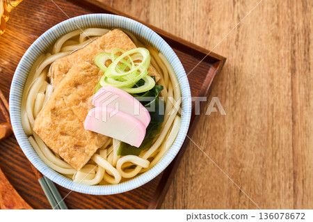 狐狸烏龍麵配大塊炸豆腐和魚板魚餅 狐狸烏龍麵配大塊炸豆腐和魚板魚餅 136078672