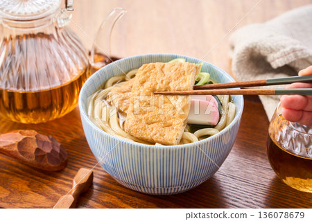 狐狸烏龍麵配大塊炸豆腐和魚板魚餅 136078679