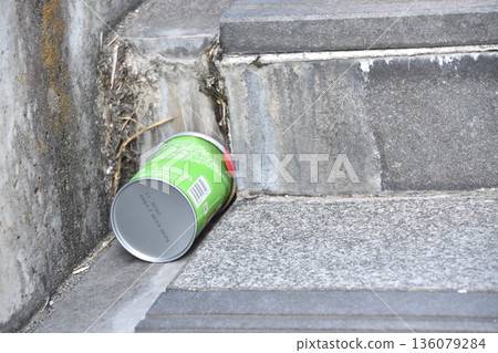 樓梯排水溝裡散落著空罐子。 樓梯排水溝裡散落著空罐子。 136079284