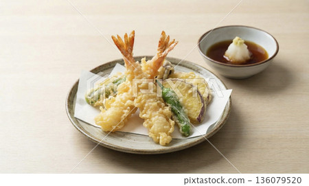 酥脆炸蝦和蔬菜天婦羅拼盤 136079520