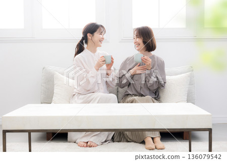 一段父母和孩子在客廳裡喝咖啡放鬆的全身視頻 136079542