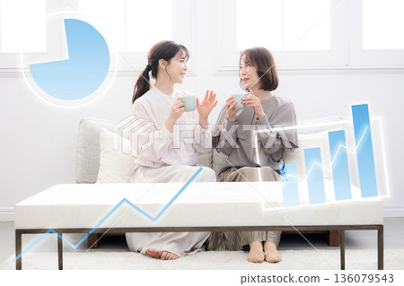 Parents and children, or families, are considering investing in a weak yen through NISA or savings plans, asking themselves, "What about index investing or individual stocks?" Parents and children, or families, are considering investing in a weak yen through NISA or savings plans, asking themselves, "What about index investing or individual stocks?" 136079543