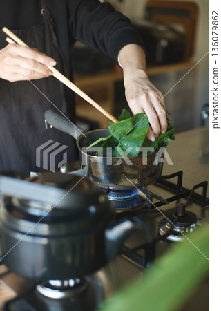 鍋裡煮菠菜 鍋裡煮菠菜 136079862