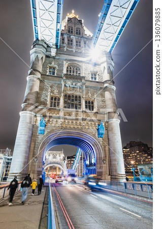 夜幕下的倫敦塔橋 136079885