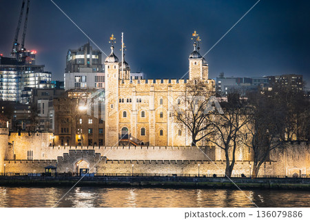 英格蘭：夜幕下的泰晤士河與倫敦塔 136079886