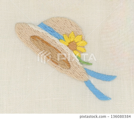 草帽上的刺繡圖案是向日葵和淺藍色絲帶 136080384
