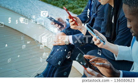 使用智慧型手機和通訊網路影像的人們 136080623