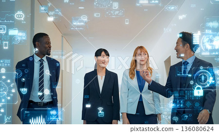 跨國商界人士與數位科技對話 136080624