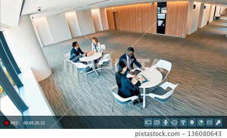 監視器畫面顯示跨國商人在建築物內交談 136080643