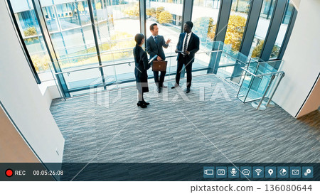 監視器畫面顯示跨國商人在建築物內交談 136080644