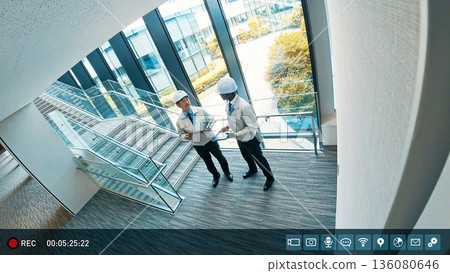 監視器錄影顯示工程師在建築物內交談 136080646