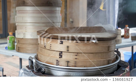 木製蒸汽船冒出的蒸汽 136081927