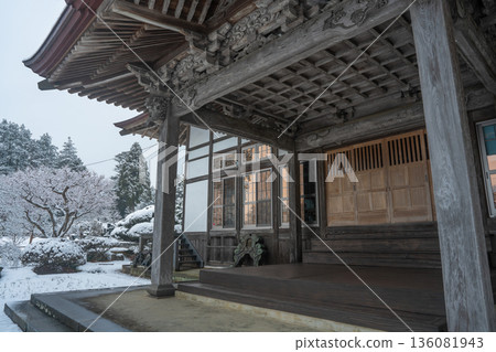 Snow-covered Manshozan Daiyu-ji Temple: The silence of the main hall eaves and wooden carvings 136081943
