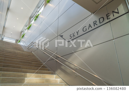 現代空間，設有通往仙台站空中花園的樓梯。 136082480
