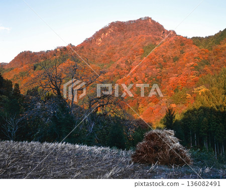 Romantic Ibaraki (The bright red sunset paints the mountains. A short autumn twilight.) Okukuji, Daigo Town, Mount Nantai 136082491