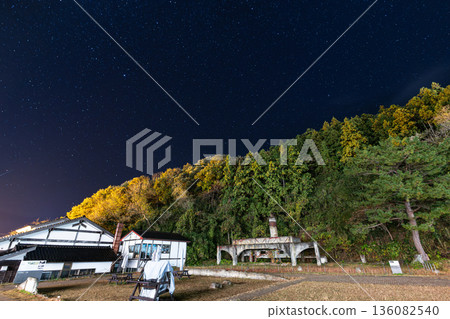 夜幕降臨，北澤浮選廠遺址燈火通明 136082540