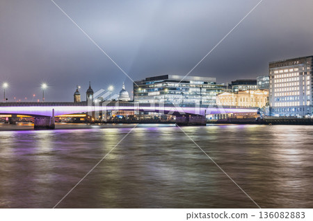 英國的泰晤士河和燈火輝煌的倫敦橋 136082883