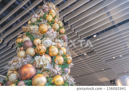 Sendai Station's Christmas tree is decorated with elegant, sparkling gold ornaments Sendai Station's Christmas tree is decorated with elegant, sparkling gold ornaments 136082941