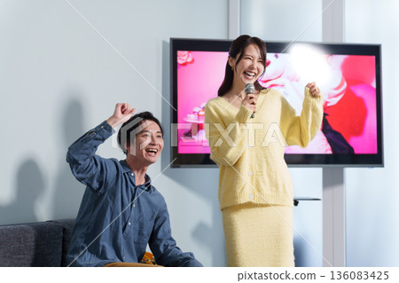 一對情侶在卡拉OK約會 136083425