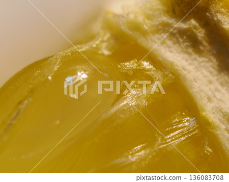 新鮮檸檬和葡萄柚的特寫鏡頭，散發著清爽的香氣 136083708