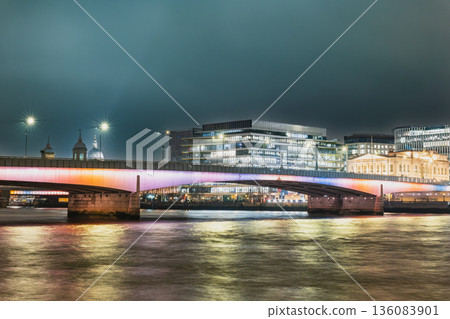 The River Thames and the illuminated London Bridge in England The River Thames and the illuminated London Bridge in England 136083901