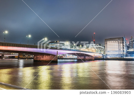 英國的泰晤士河和燈火輝煌的倫敦橋 136083903