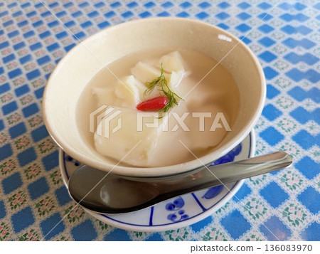 這道越南風味的豆腐甜點，用熱豆漿和杏仁製成的豆腐，散發著薑的香氣。 136083970