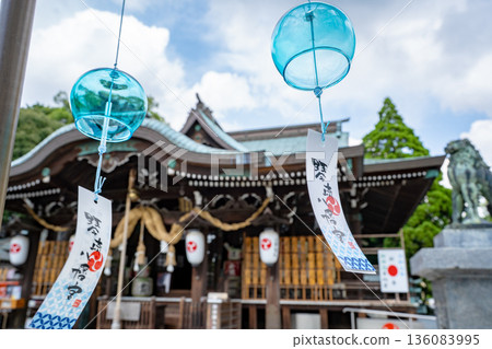 琴崎八幡神社（宇部市）的風鈴和神殿 136083995