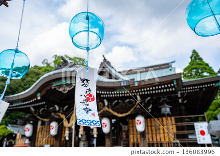 琴崎八幡神社（宇部市）的風鈴和神殿 136083996
