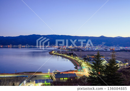 [Light trail night view] Dawn sky and night view of Lake Suwa [Suwa City] 136084885