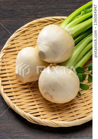 新鮮帶葉蘿蔔 136084947