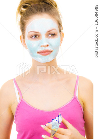 Girl apply green mud mask to face 136084988