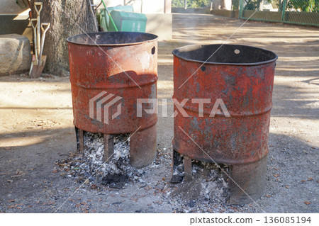 兩個生鏽的垃圾桶 136085194