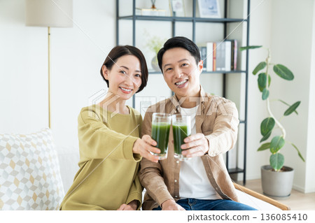 一對中年夫婦正在喝綠汁 136085410