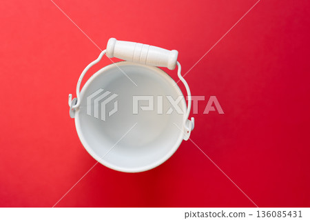 紅色背景上的白色雜物桶 紅色背景上的白色雜物桶 136085431
