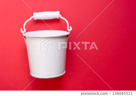 紅色背景上的白色雜物桶 紅色背景上的白色雜物桶 136085521