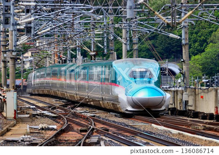E5/H5 series at Fukushima Station on the Tohoku Shinkansen 136086714