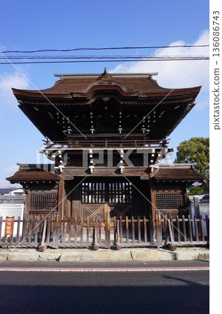 Aisinji Temple, facing the old Izumo Highway that runs west to west of the castle town Tsuyama, in the east-west Aisinji Temple, facing the old Izumo Highway that runs west to west of the castle town Tsuyama, in the east-west 136086743