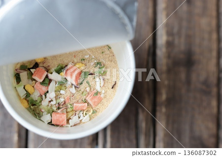 海鮮口味杯麵配料和湯粉,加熱水沖泡。 海鮮口味杯麵配料和湯粉,加熱水沖泡。 136087302