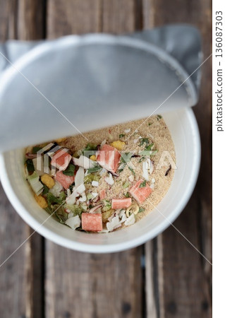 海鮮口味杯麵配料和湯粉，加熱水沖泡。 136087303