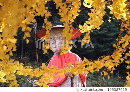 石佛與秋銀杏葉 136087639