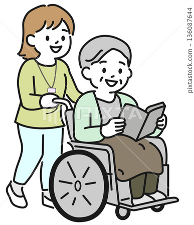 一位坐在輪椅上的女士和一位護理人員 一位坐在輪椅上的女士和一位護理人員 136087644