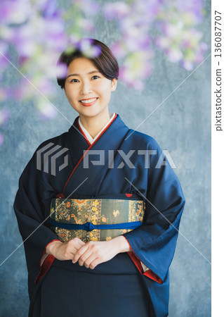 身著付下（tsukesage，日本服裝，和服）的女子，正在參觀和服。 136087707