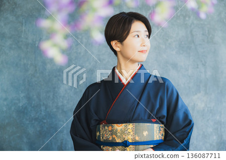 身著付下（tsukesage，日本服裝，和服）的女子，正在參觀和服。 136087711
